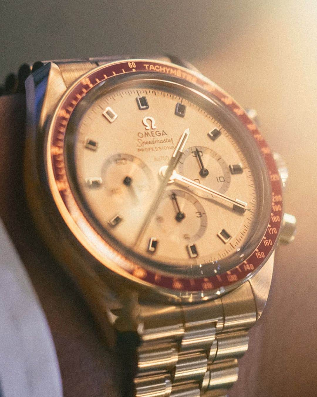 オメガさんのインスタグラム写真 - (オメガInstagram)「#Moonwatch Lunar-inspired luxury. The #Speedmaster Apollo 11, 50thAnniversary tribute in Moonshine™ Gold.」7月13日 23時56分 - omega