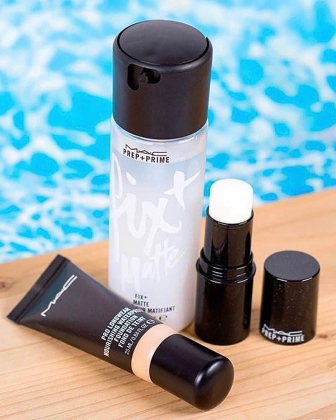 M·A·C Cosmetics Canadaさんのインスタグラム写真 - (M·A·C Cosmetics CanadaInstagram)「Summer-proof your makeup with Prep + Prime Pore Refiner Stick to control oil and blur the appearance of pores 👀, Pro Longwear Nourishing Waterproof Foundation for 36 hours of weightless full coverage wear 🕖, and Prep + Prime Fix+ Matte for a refreshing spritz that sets makeup, rebalances and mattifies skin 💦」7月14日 0時03分 - maccosmeticscanada