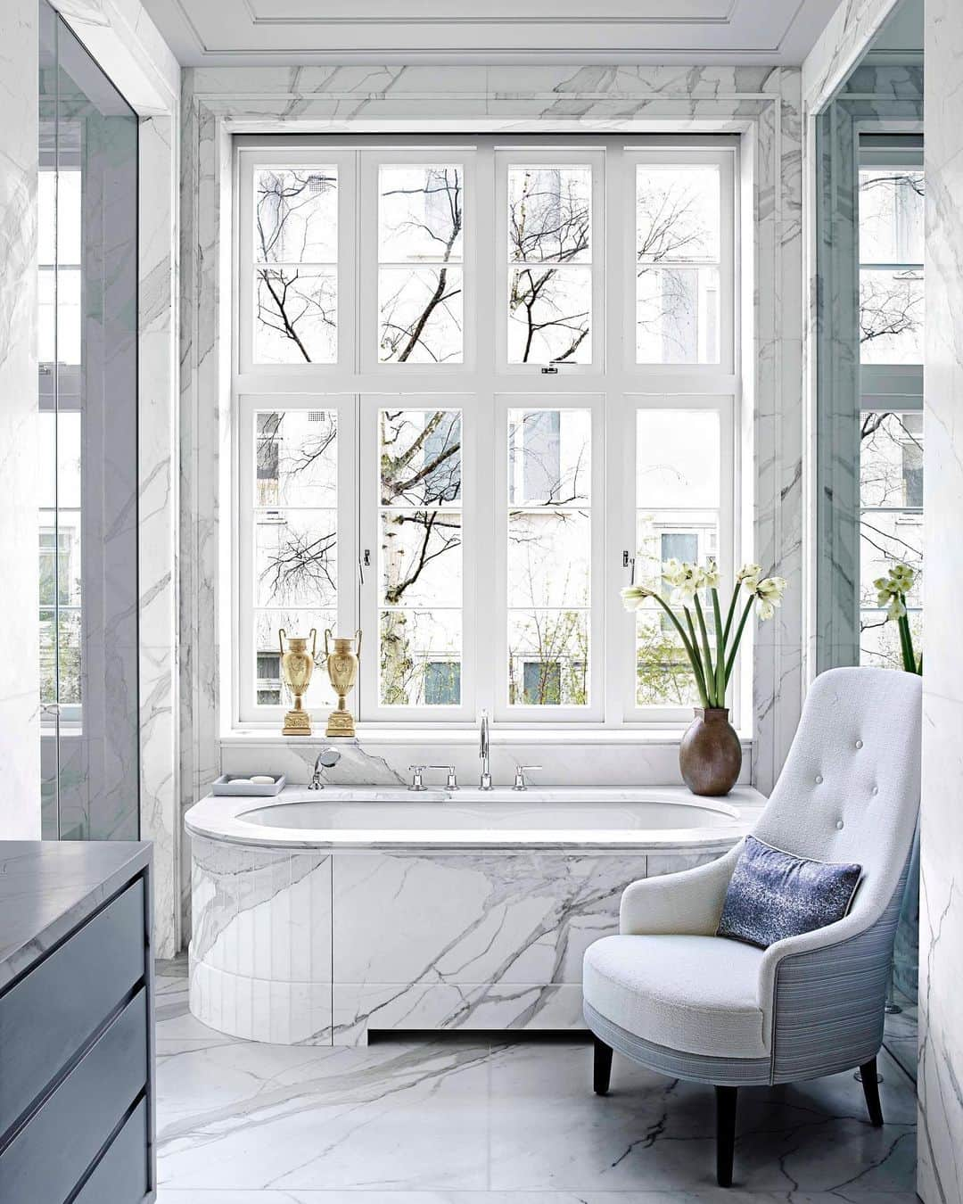 ELLE DECORさんのインスタグラム写真 - (ELLE DECORInstagram)「Our kind of bathroom. Designed by Parisian Jean-Louis Deniot, this master bath in a London townhouse features a tub and fittings by Kallista, and a midcentury Italian armchair upholstered in Jim Thompson and Créations Métaphores fabrics. Click the link in bio for the full house tour, as seen in our July/August 2019 issue. Photo: @simonuptonphotos / Produced by @cynthiaefrank」7月13日 23時58分 - elledecor