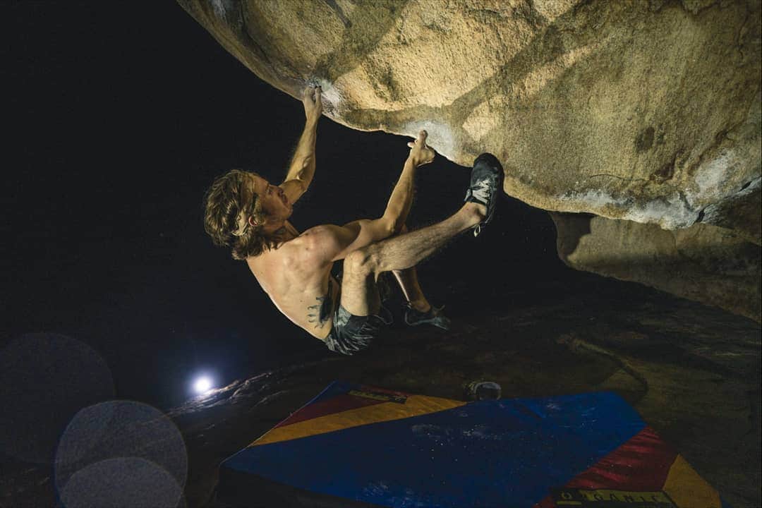 ダニエル・ウッズのインスタグラム：「DIRECT HIT (v15) FA ✔ ______________________ Climbs the full left arete feature on the Fortaleza bloc. Adds in 7 intense moves (prolly round v14) to the finishing crux of Fortaleza. Comfy on the skin yet savage for the back n shoulders. Crux of direct revolves around a double gaston shoulder breaker situation. Pretty stoked on this one. cheerz to @felipe.camargo for showin me theq line.  Photo @honngy Video @carloslastrabarros」