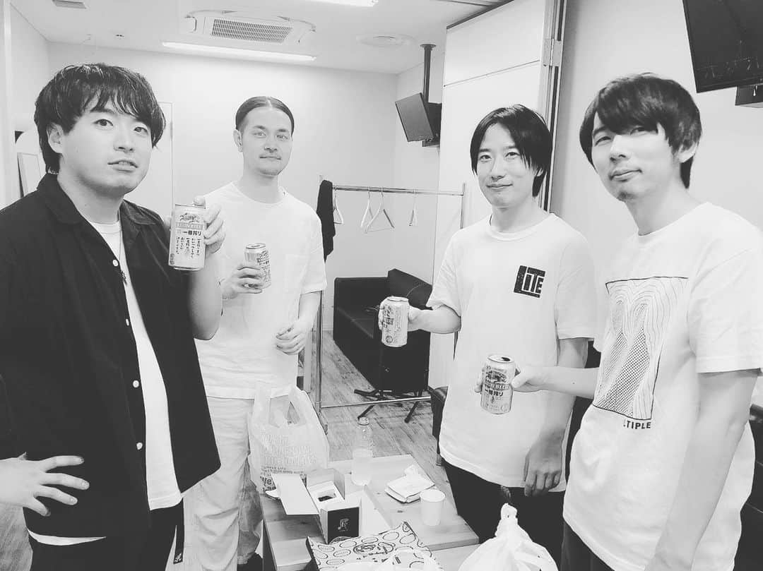 井澤惇のインスタグラム：「東京おわりー！楽しかった！ 2曲目からアンプの音が出なくなって、それに気づいたPAのカミムラさんがラインの音を上げてくれて、演奏をしてる最中に後ろでアンプが交換されるというチーム力のおかげで無事2時間楽しく演奏できました！本当に我々はチームに恵まれている。」
