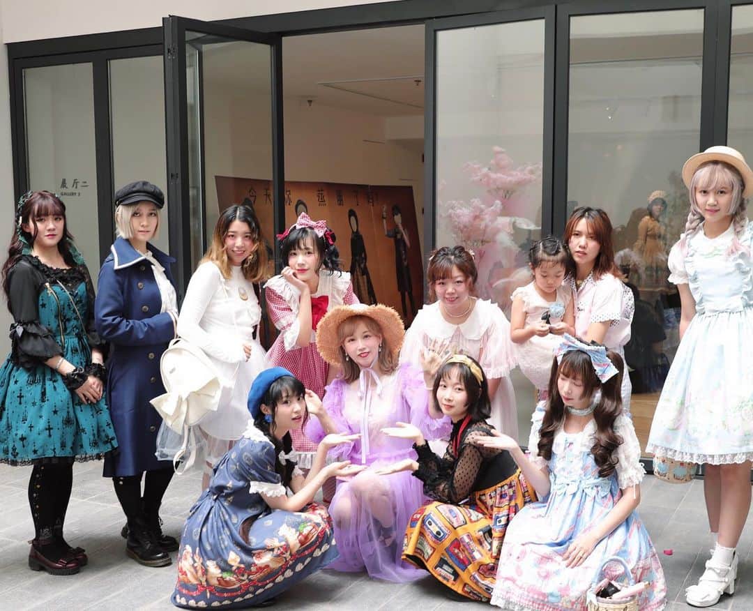 Etsuna otsukAさんのインスタグラム写真 - (Etsuna otsukAInstagram)「北京イベントの1日目💗 一番若いファンは4年生（2008年生まれ）です、びっくりしました‼️ “帝都Lolita博物馆”展览第一天✨谢谢大家这么热的天特地过来哦！还有从山西和上海等地特地赶来的 特别感动💗😭💗见到你们超开心的！这次刷新纪录！最小年龄是四年级2008年出生的小可爱呢🐣还有特别惊奇的是有很多小哥哥也来参加呢 还看到好几个可爱的lo汉 👏👏明天第二天也是最后一天哦！明天见啦✨ 📮地址：百子湾 牧云空间 #悦奈の手作り #etsunaotsuka」7月14日 0時07分 - etsunaotsuka