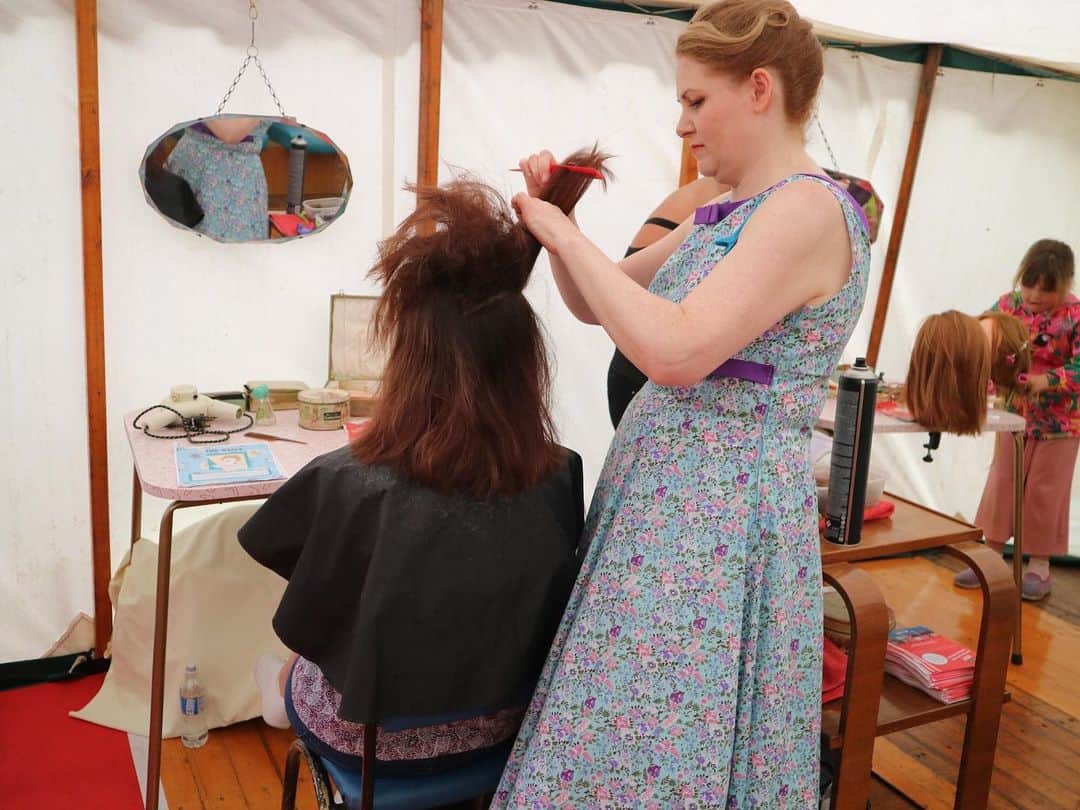 のインスタグラム：「Fantastic 50s fashion, amazing objects from the decade, delicious Swiss roll, traditional toys and games and foot-tapping tunes from our live bands - the weather certainly hasn’t dampened our spirits at the Festival of 50s today! Join us tomorrow for the last day of the event!」