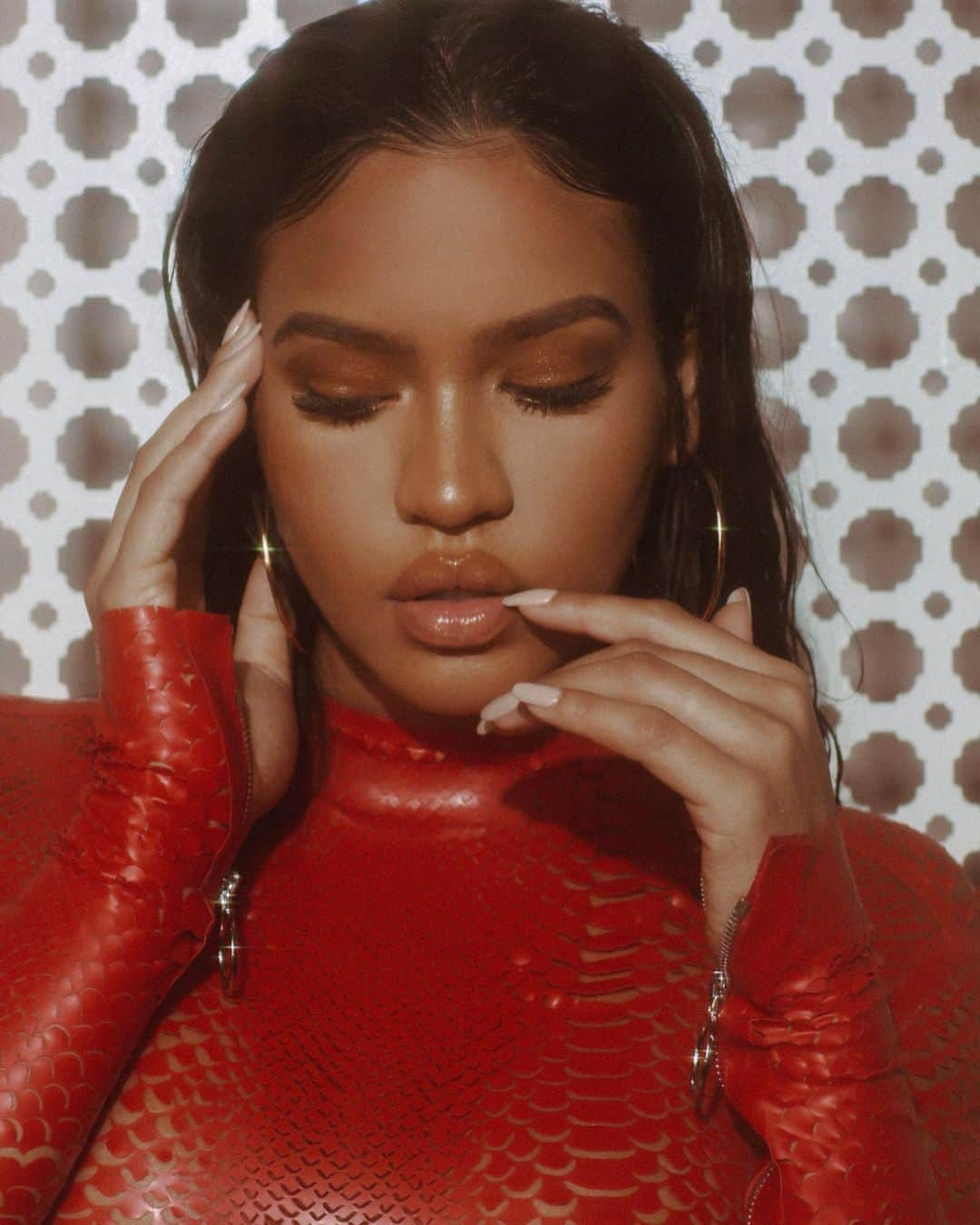 cassieのインスタグラム：「Happy Saturday 💖 @lofficielusa  Photography: @adrienneraquel  Creative Director: @fataah  Styling: @heyimdeo  Hair: @cece_son  Makeup: @rokaelbeauty」