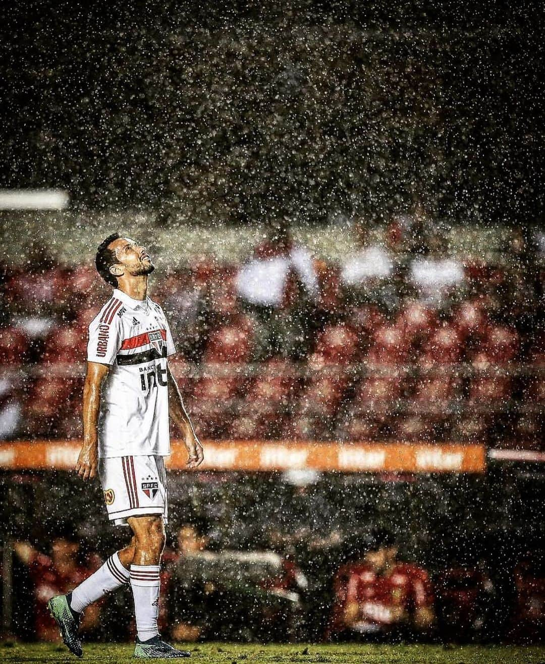 ネネさんのインスタグラム写真 - (ネネInstagram)「Aqui se encerra meu ciclo no São Paulo FC. Lugar que trabalhei muito, vivi bons momentos e pude realizar um sonho.  Morumbi, companheiros, comissão técnica, funcionários do clube e amigos. Sou muito grato por todo esse período com vocês.  Gostaria de agradecer também a toda nação tricolor, realmente espero ter deixado boas memórias no coração de vocês. Desejo boa sorte a todos e mais uma vez, obrigado por tudo!🙏🏻」7月14日 0時12分 - nene