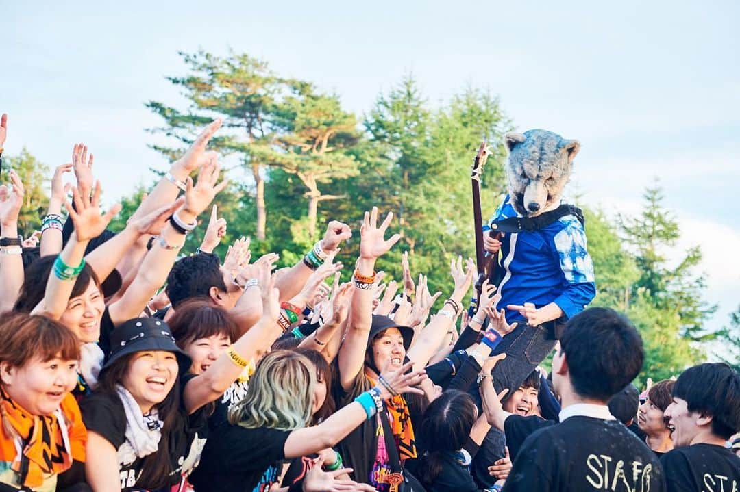 のインスタグラム：「Happy 10th anniversary Kesen Rock Festival🔟🎉 #manwithamission #mwam #music #rock #band #wolf #wolves #kamikazeboy #jeankenjohnny #tokyotanaka #djsantamonica #spearrib #tour #concert #music #party #japan #thankyou #fan #iwate #japan #kesenrockfestival」