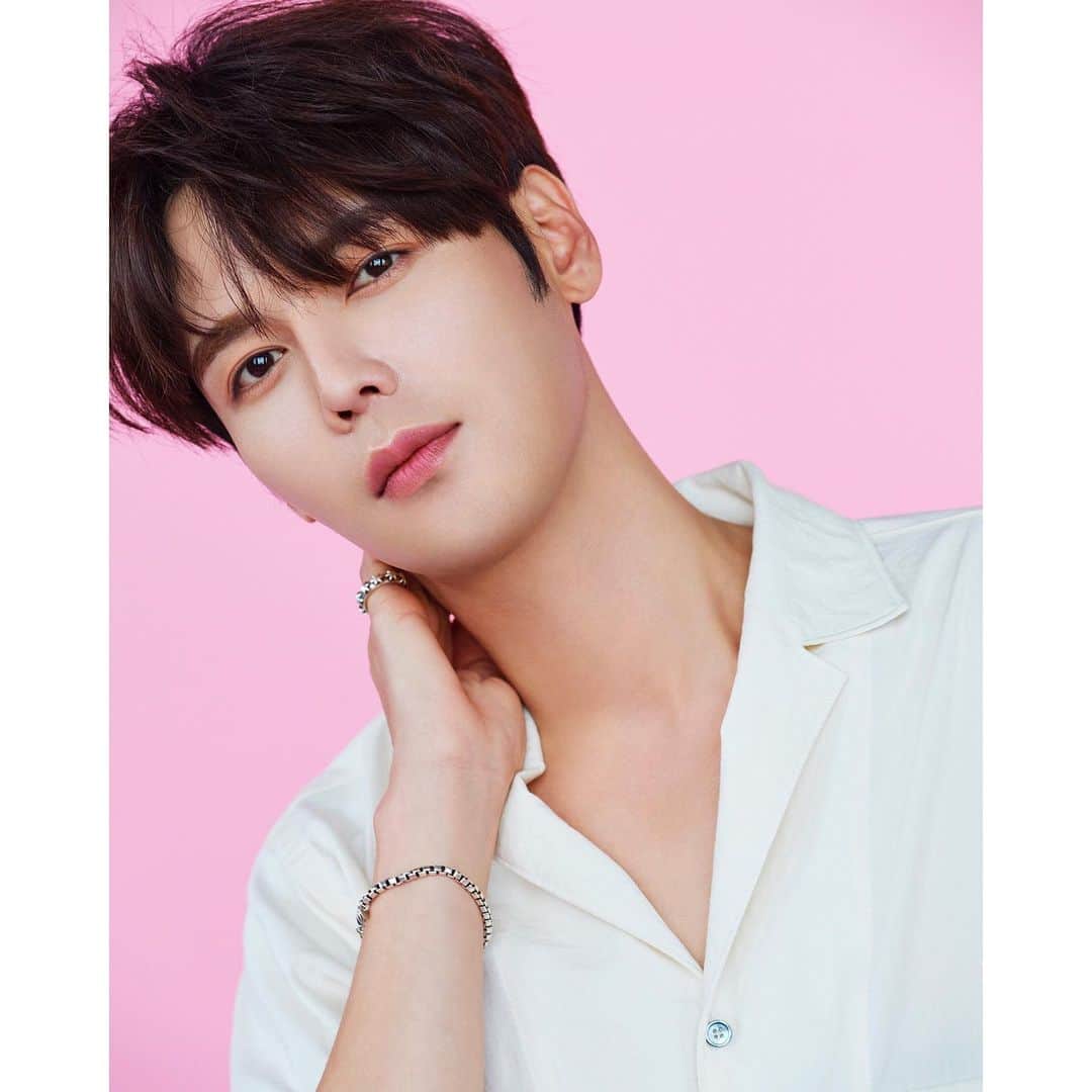 ジヒョク のインスタグラム：「여러분덕분에 오늘 생일 팬미팅 잘 맞췄습니다  앞으로도 잘부탁 드리겠습니다 더 성장하는 지혁이 되겠습니다 !!!!!」