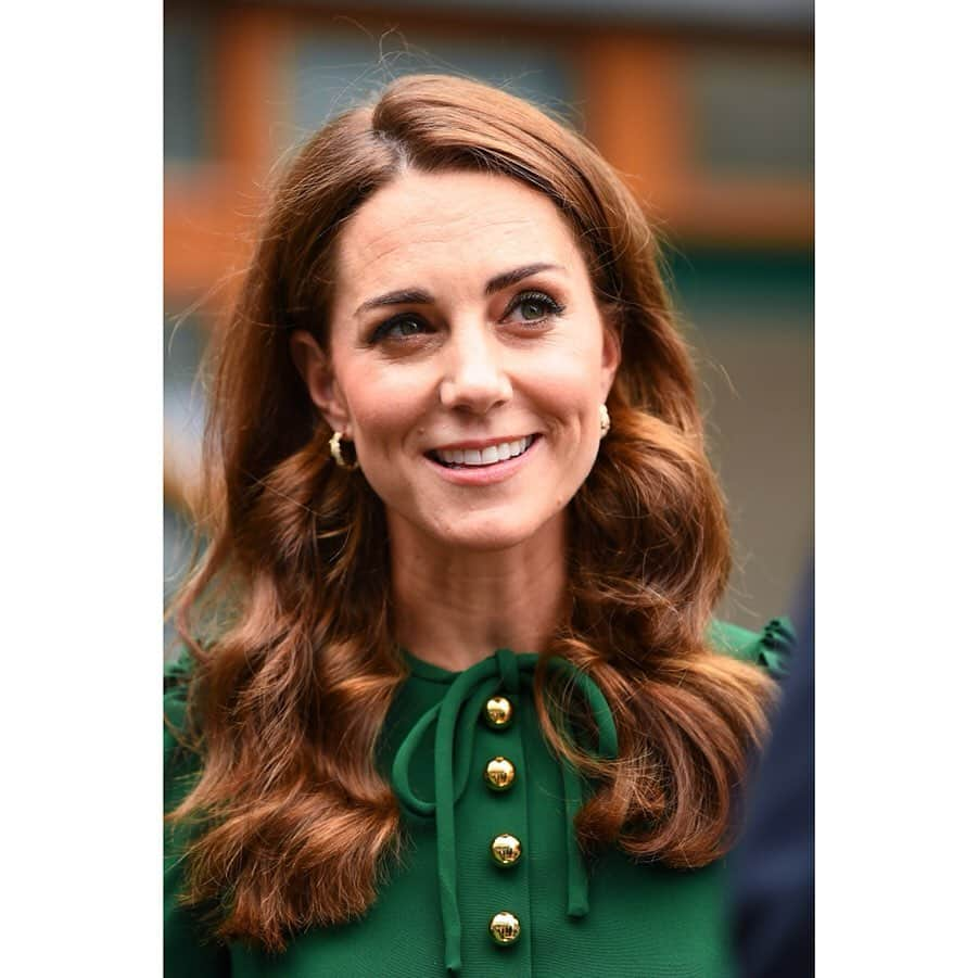 ウィリアム（ケンブリッジ公）さんのインスタグラム写真 - (ウィリアム（ケンブリッジ公）Instagram)「The Duchess of Cambridge, @Wimbledon Patron, and The Duchess of Sussex attended the #Wimbledon 🎾 Ladies’ Singles Final today.  Well done to Serena Williams and Simona Halep on a fantastic match, and congratulations Simona on your first Wimbledon title!  Ahead of the match, The Duchess of Cambridge met junior players Kamilla Bartone, Oksana Selekhmeteva, Polina Kudermetova, and Giulia Morlet at the All England Lawn Tennis and Croquet Club. 📷PA #WimbledonFinal #Wimbledon2019」7月14日 0時19分 - princeandprincessofwales