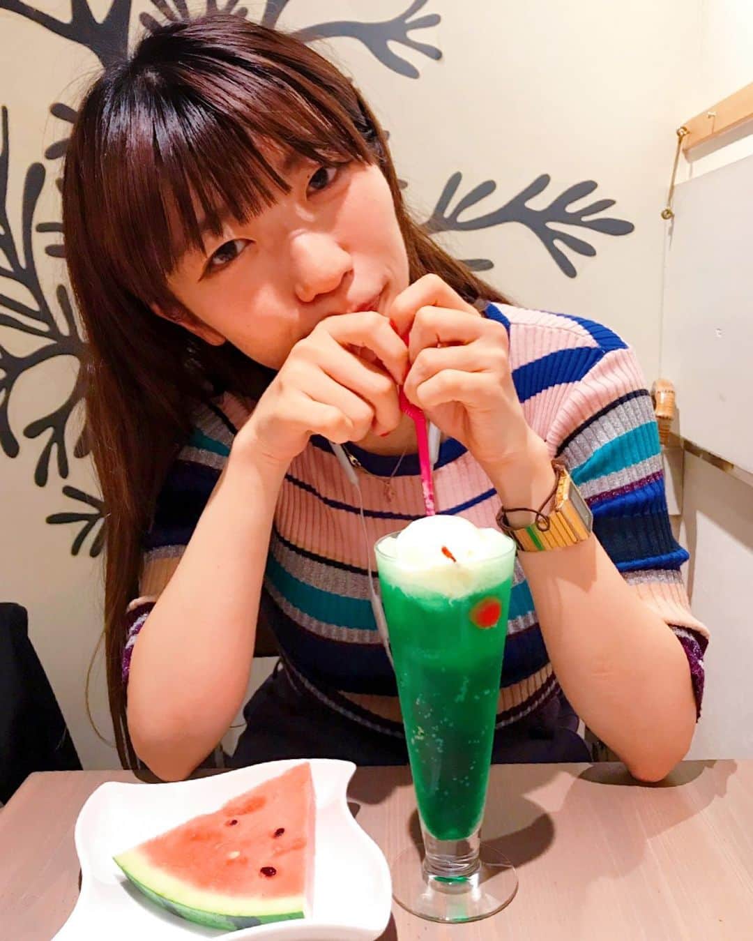 ぱいぱいでか美のインスタグラム：「ちょっと前の写真だけど めちゃくちゃ夏な組み合わせ食べた〜 ꙳ #スイカ #メロンソーダ #夏 ꙳ メロンソーダ飲んでたら お店の方がスイカ食べますか？って サービスでくださった……！ 美味しかったです！ 今年の夏は夏らしいこといっぱいしたいなあ。 毎年そういうこと言ってます。 . 有吉反省会のあとはいつもインスタのフォロワーが増えます。ありがとうございます。 インスタグラムはインスタグラムらしい投稿を目指して 懸命にお洒落やってますので見守ってください。 有吉反省会はTVerで見逃し配信あるのでそちらで是非！ #有吉反省会」