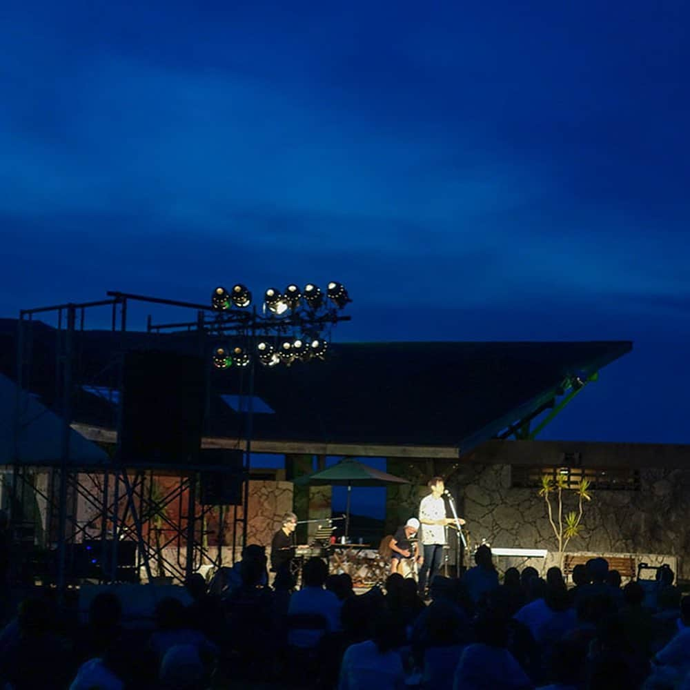 時任三郎さんのインスタグラム写真 - (時任三郎Instagram)「喜界島の音楽祭「喜界島OTO祭り」終了。素晴らしい島の人達とアーティスト達の中で歌えて幸せでした！　吉俣良と記念写真。 #喜界島 #吉俣良 #時任三郎」7月14日 0時24分 - tokitosaburo