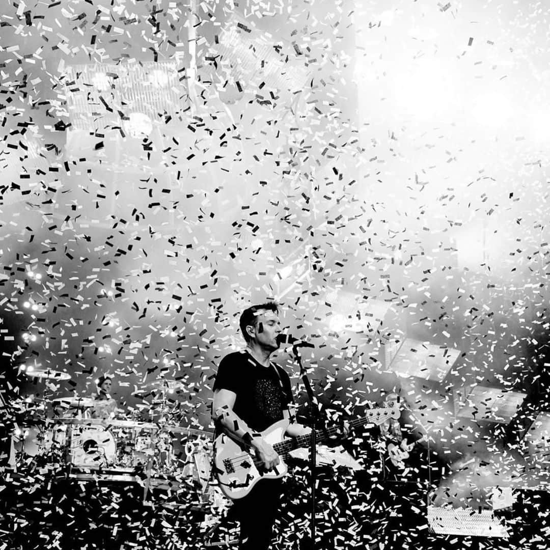 blink-182さんのインスタグラム写真 - (blink-182Instagram)「The confetti gave it their all at Bristow 🎉 Hello Bangor 👋 📸 @adamdegross」7月14日 0時24分 - blink182