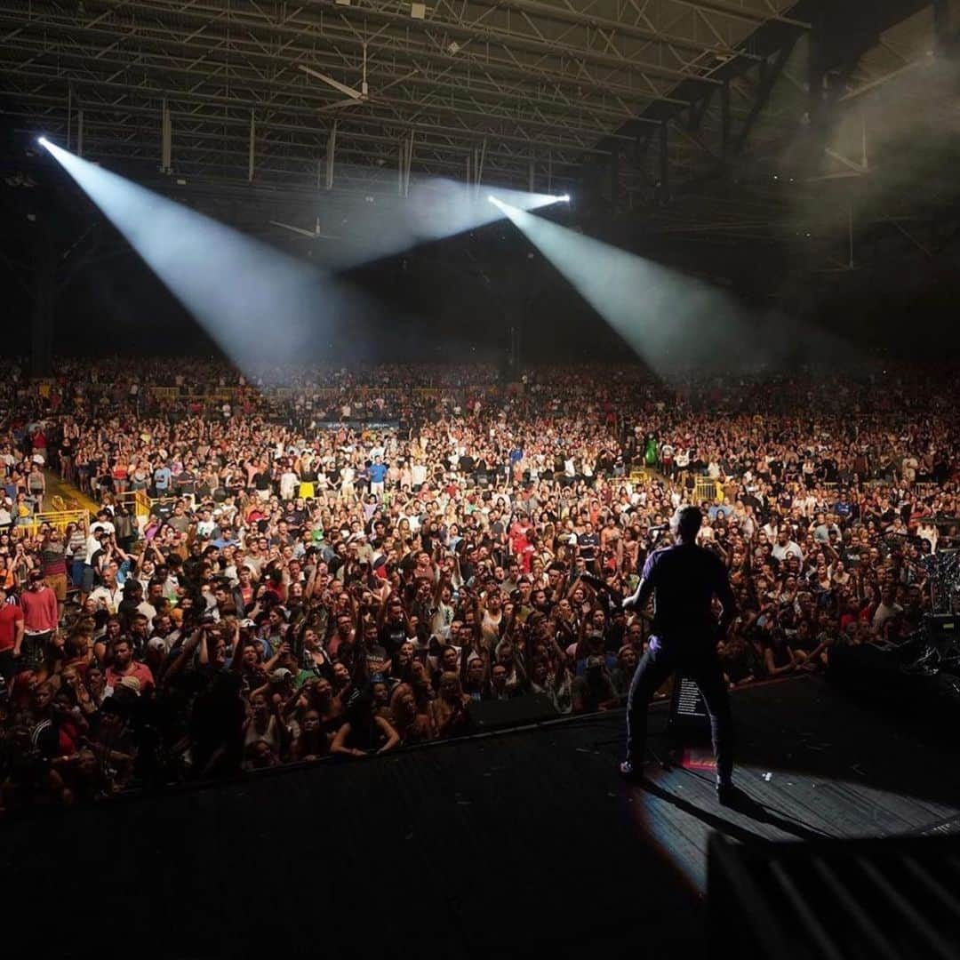 blink-182さんのインスタグラム写真 - (blink-182Instagram)「The confetti gave it their all at Bristow 🎉 Hello Bangor 👋 📸 @adamdegross」7月14日 0時24分 - blink182