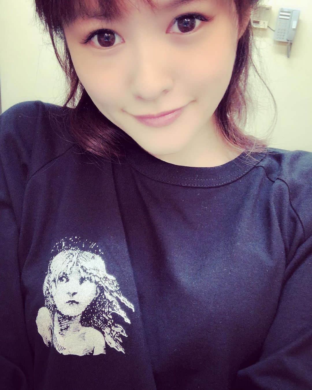 昆夏美のインスタグラム：「. レミゼラブル大阪公演 無事に後半組も幕が開きました。 投稿遅くなりごめんなさい🙏 とても大きなこの劇場。 お客様ひとりひとりに 作品のパワーが届きますように。 . MAぶりの梅田芸術劇場。 デビュー作品の大阪公演が この劇場だったので、 ここに立たせていただくと いつも、初心忘れべからず。 と気合いが入ります。 20日までお世話になります🇫🇷 . 約3週間ぶりのエポニーヌ。 また新鮮な気持ちで臨めています。 終わりはない、です。 . #レミゼラブル #梅田芸術劇場」