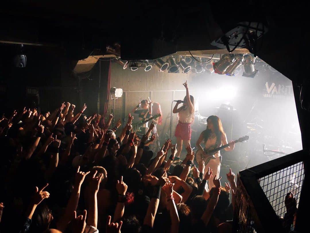 R!Nさんのインスタグラム写真 - (R!NInstagram)「神戸VARIT.ありがとうございました！ めちゃくちゃ沢山の拳とイヤモニを突き抜けてくる歓声…めちゃくちゃ背中を押されました！  足元の悪い中、お越し頂いた皆様ありがとうございました！🙇‍♂️ サポートボーカルとしてAldiousのステージに立てて本当に嬉しいです 公演毎に果てしないパワーをもらい続けているので、日に日に進化出来るようにこれからも頑張ります。  明日は筆談で福岡に備え、(笑) 明後日は福岡BEAT STATIONで暴れます！私の第二の故郷と呼んでいる、大好きな街です。個人の活動でも、一番遠征した街。とっても楽しみです！  では、お休みなさい💤  #Aldious #アルディアス #metal #メタル #live #tour #evoke #RIN #support #vocal #girls #shout #ヘドバン #kobe #神戸 #全国ツアー」7月14日 0時26分 - rin_gemie