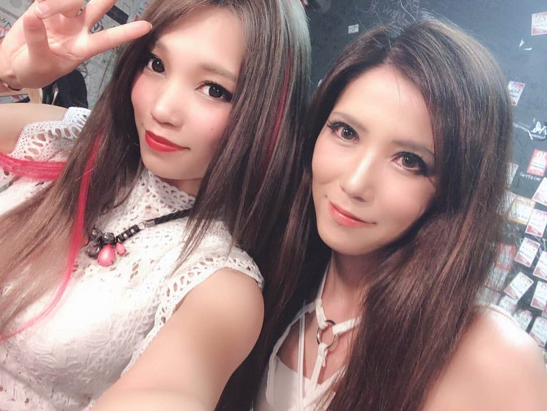 R!Nさんのインスタグラム写真 - (R!NInstagram)「神戸VARIT.ありがとうございました！ めちゃくちゃ沢山の拳とイヤモニを突き抜けてくる歓声…めちゃくちゃ背中を押されました！  足元の悪い中、お越し頂いた皆様ありがとうございました！🙇‍♂️ サポートボーカルとしてAldiousのステージに立てて本当に嬉しいです 公演毎に果てしないパワーをもらい続けているので、日に日に進化出来るようにこれからも頑張ります。  明日は筆談で福岡に備え、(笑) 明後日は福岡BEAT STATIONで暴れます！私の第二の故郷と呼んでいる、大好きな街です。個人の活動でも、一番遠征した街。とっても楽しみです！  では、お休みなさい💤  #Aldious #アルディアス #metal #メタル #live #tour #evoke #RIN #support #vocal #girls #shout #ヘドバン #kobe #神戸 #全国ツアー」7月14日 0時26分 - rin_gemie
