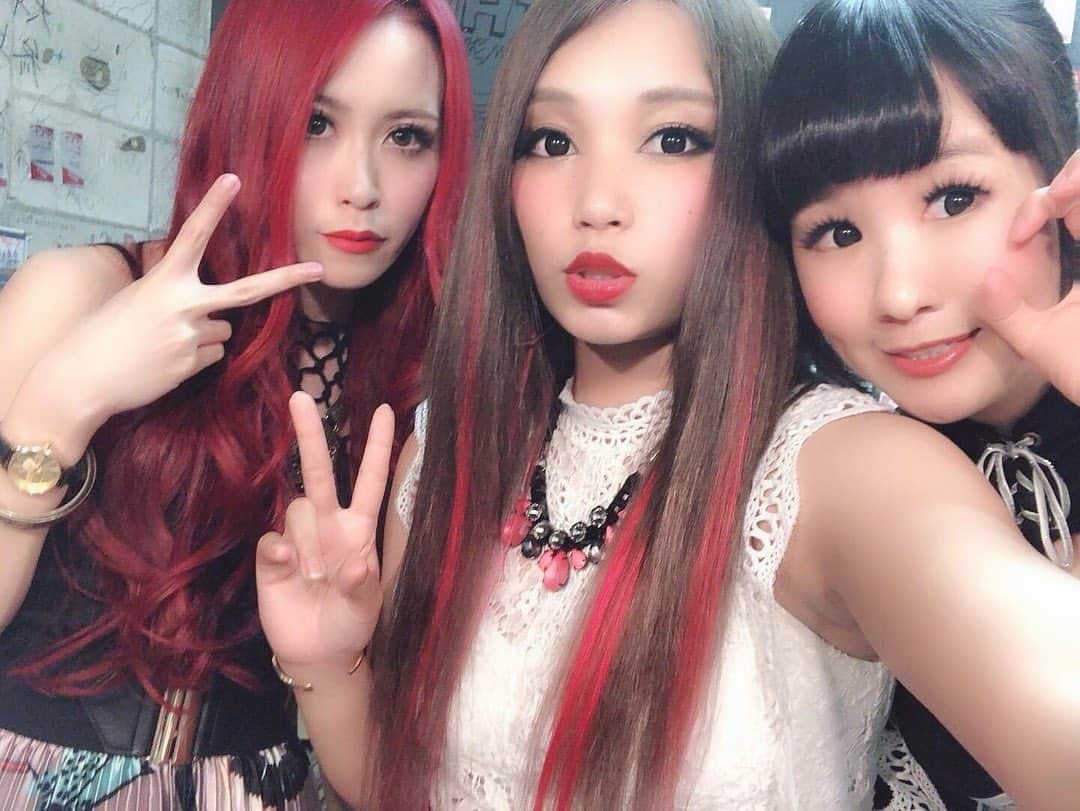 R!Nさんのインスタグラム写真 - (R!NInstagram)「神戸VARIT.ありがとうございました！ めちゃくちゃ沢山の拳とイヤモニを突き抜けてくる歓声…めちゃくちゃ背中を押されました！  足元の悪い中、お越し頂いた皆様ありがとうございました！🙇‍♂️ サポートボーカルとしてAldiousのステージに立てて本当に嬉しいです 公演毎に果てしないパワーをもらい続けているので、日に日に進化出来るようにこれからも頑張ります。  明日は筆談で福岡に備え、(笑) 明後日は福岡BEAT STATIONで暴れます！私の第二の故郷と呼んでいる、大好きな街です。個人の活動でも、一番遠征した街。とっても楽しみです！  では、お休みなさい💤  #Aldious #アルディアス #metal #メタル #live #tour #evoke #RIN #support #vocal #girls #shout #ヘドバン #kobe #神戸 #全国ツアー」7月14日 0時26分 - rin_gemie