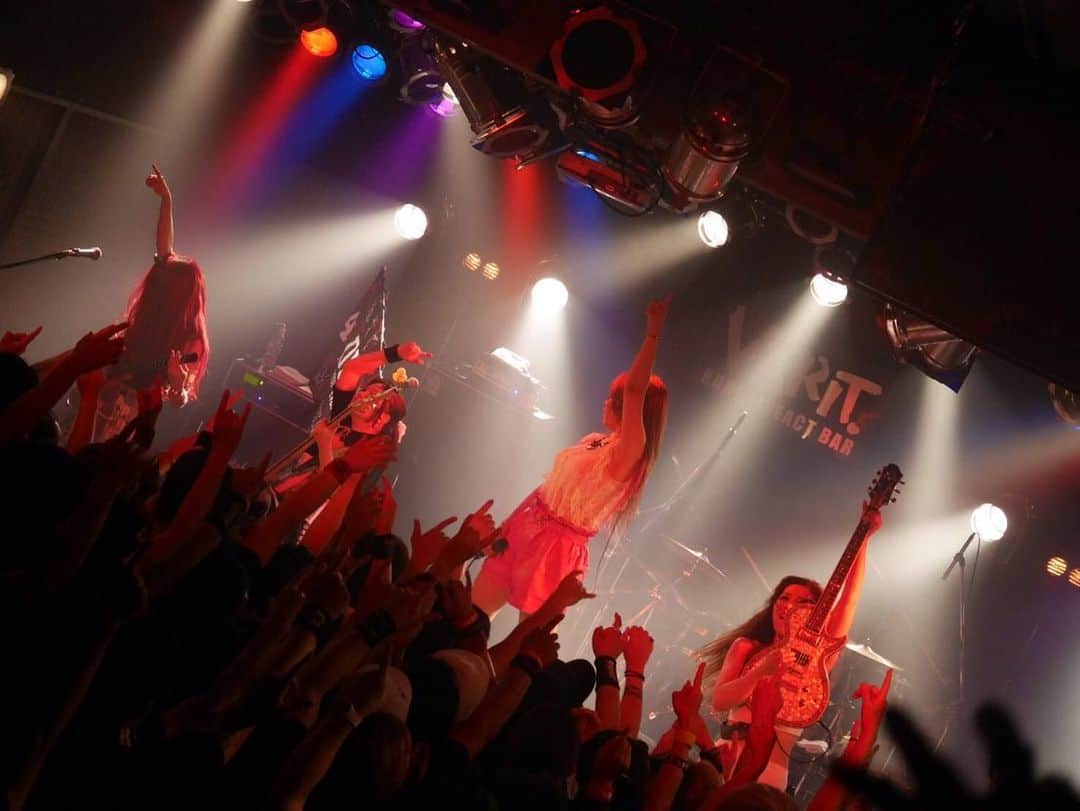 R!Nのインスタグラム：「神戸VARIT.ありがとうございました！ めちゃくちゃ沢山の拳とイヤモニを突き抜けてくる歓声…めちゃくちゃ背中を押されました！  足元の悪い中、お越し頂いた皆様ありがとうございました！🙇‍♂️ サポートボーカルとしてAldiousのステージに立てて本当に嬉しいです 公演毎に果てしないパワーをもらい続けているので、日に日に進化出来るようにこれからも頑張ります。  明日は筆談で福岡に備え、(笑) 明後日は福岡BEAT STATIONで暴れます！私の第二の故郷と呼んでいる、大好きな街です。個人の活動でも、一番遠征した街。とっても楽しみです！  では、お休みなさい💤  #Aldious #アルディアス #metal #メタル #live #tour #evoke #RIN #support #vocal #girls #shout #ヘドバン #kobe #神戸 #全国ツアー」