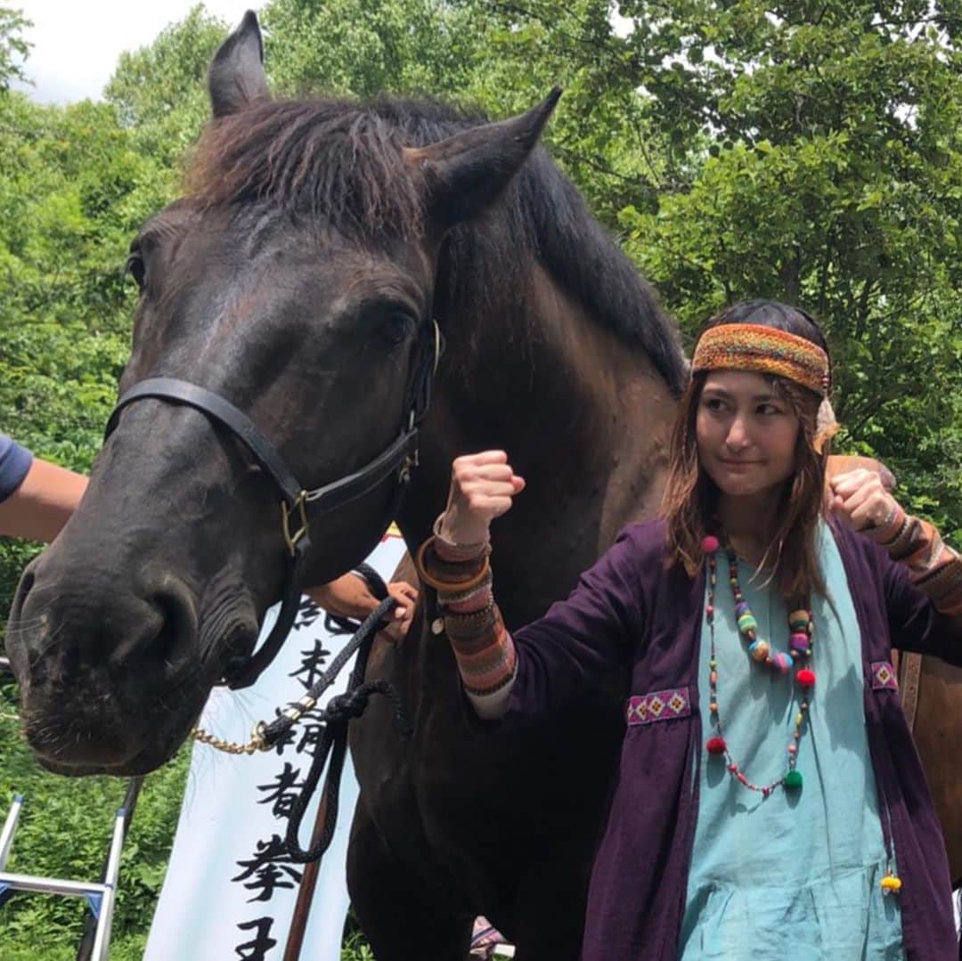 のインスタグラム：「人間 ｢アンジェラ52キロ級｣ＶＳ巨大馬 ｢黒王1トン｣  #アンジェラ佐藤 #ノースサファリサッポロ #大食い対決 #異種格闘技 #北斗の拳 #ラオウ #黒王号 #初日の勝者は黒王号 #ノースサファリサッポロ14周年祭は15日まで開催！」