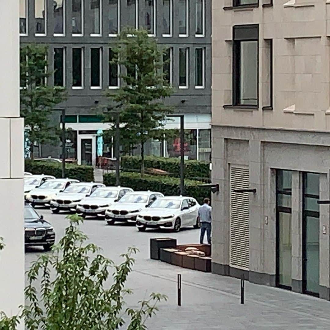 吉田由美さんのインスタグラム写真 - (吉田由美Instagram)「ミュンヘンの私のホテルのお部屋から見えた新型BMW 1シリーズ。 ＃bmw1 #allnewbmw1series  #munich」7月14日 0時33分 - yumi__yoshida