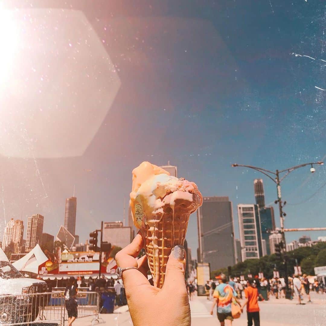 wacameraのインスタグラム：「Chicago I'm in Chicago from a few days ago. enjoy everyday! シカゴに来て3日目、初日には Taste of Chicagoという1980年からあるフードフェスに。活気ある公園の中でたくさんの地元の食べ物が選び放題！ 時差を乗り越えてはしゃぎまくった5人でした。」