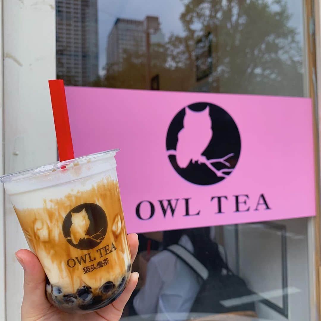 のインスタグラム：「🦉 🍥ゆり丸的おすすめタピ情報❣️ #オウルティー 🦉♥️ #錦糸町駅 北口から徒歩約5分🚶‍♂️ ♡ 『ザンザン黒糖』 👛520円 ♡  思った以上においしくて びっくりしちゃった😳♥️✨ 牛乳の味がしっかり目なんだけど、黒糖とほんのりあったかい 生タピオカときちんと絡んでて ほんとにおいしかった〜😳♥️ ♡  平日の17時過ぎくらいに行った けど、高校生などで少し混んでました🥛 ・ ・ ・ ・  #owltea #錦糸町カフェ #錦糸町 #錦糸町グルメ #清澄白河カフェ #タピオカ #タピオカ巡り #タピオカ好き #タピオカ専門店 #タピオカグラム #タピオカ中毒 #タピオカ日記 #黒糖ミルク #黒糖牛乳 #江東区カフェ #インスタ映え #フォトジェニック #カフェ #カフェ巡り #カフェ好き #カフェスタグラム #カフェさんぽ #ゆり丸 #ゆり丸カフェ巡り」