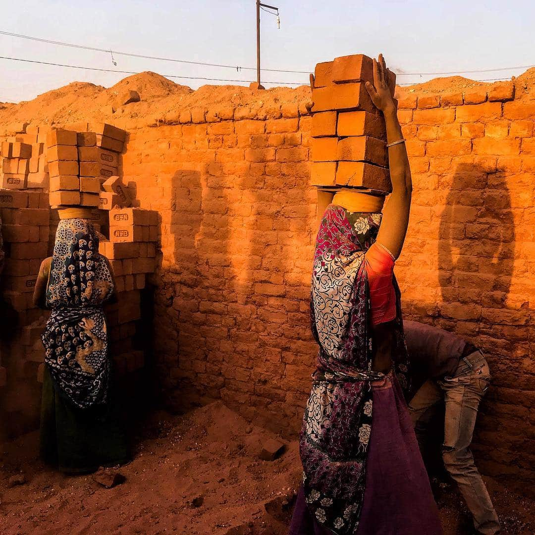 appleさんのインスタグラム写真 - (appleInstagram)「“The labor of women, paid and unpaid, is the backbone of any economy.” #india #ShotoniPhone by Aakash P. @click_india99」7月14日 0時44分 - apple