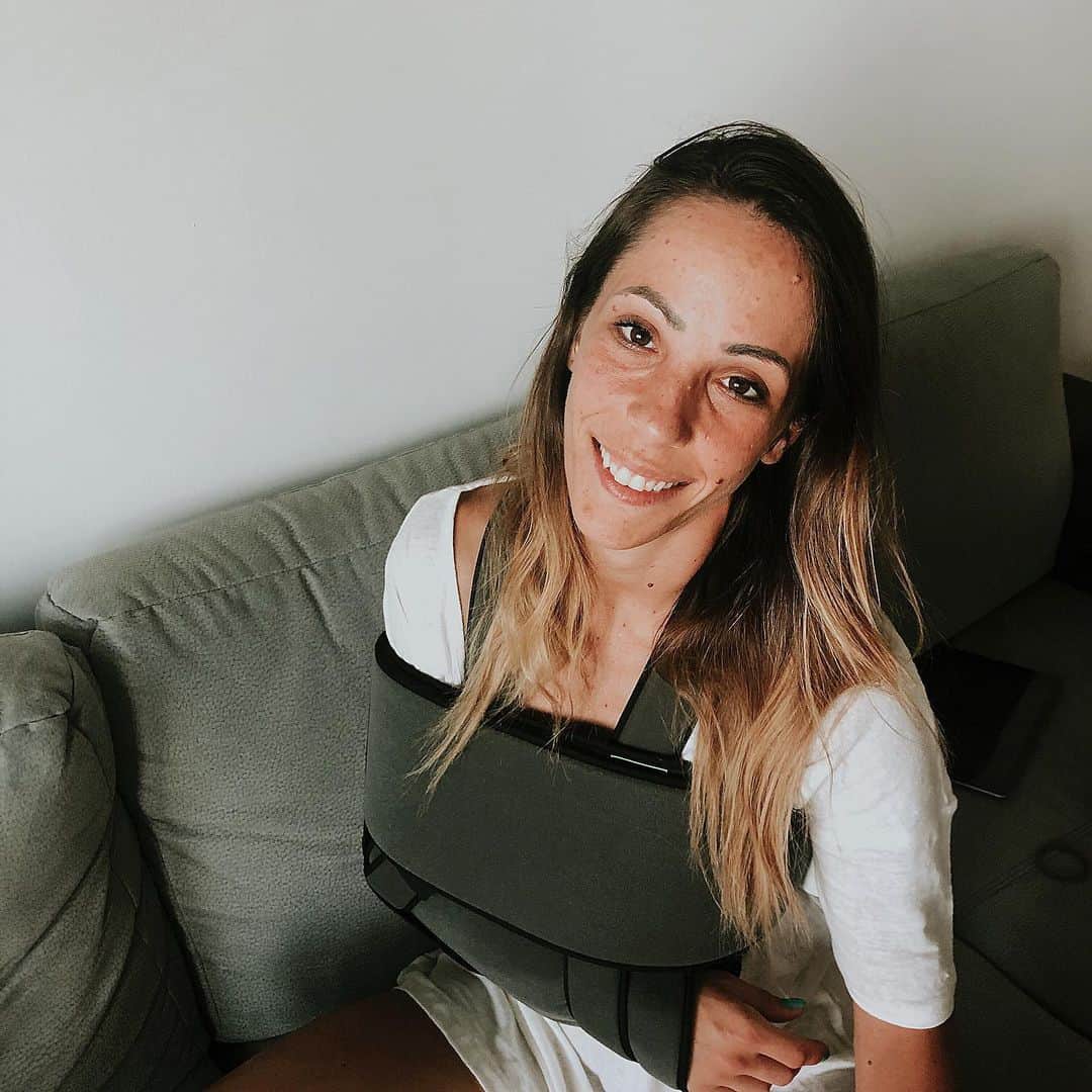 ニコーレ・デラ・モニカのインスタグラム：「It looks like I’m not gonna be on the ice for a while 🤷‍♀️. Yesterday I had a bad fall and I dislocated my right shoulder so unfortunately I’ll need to be patient for it to recover. Don’t worry, we will come back stronger than before 💙  Sembra che dovrò stare lontana dal ghiaccio per un po’ 🤷‍♀️. Ieri dopo una caduta mi è uscita la spalla destra e sfortunatamente ci vorrà un po’ per sistemarla, ma non preoccupatevi, torneremo più forti di prima 💙 #dellamonicaguarise #figureskating #accident #staystrong #illbeback #injury」