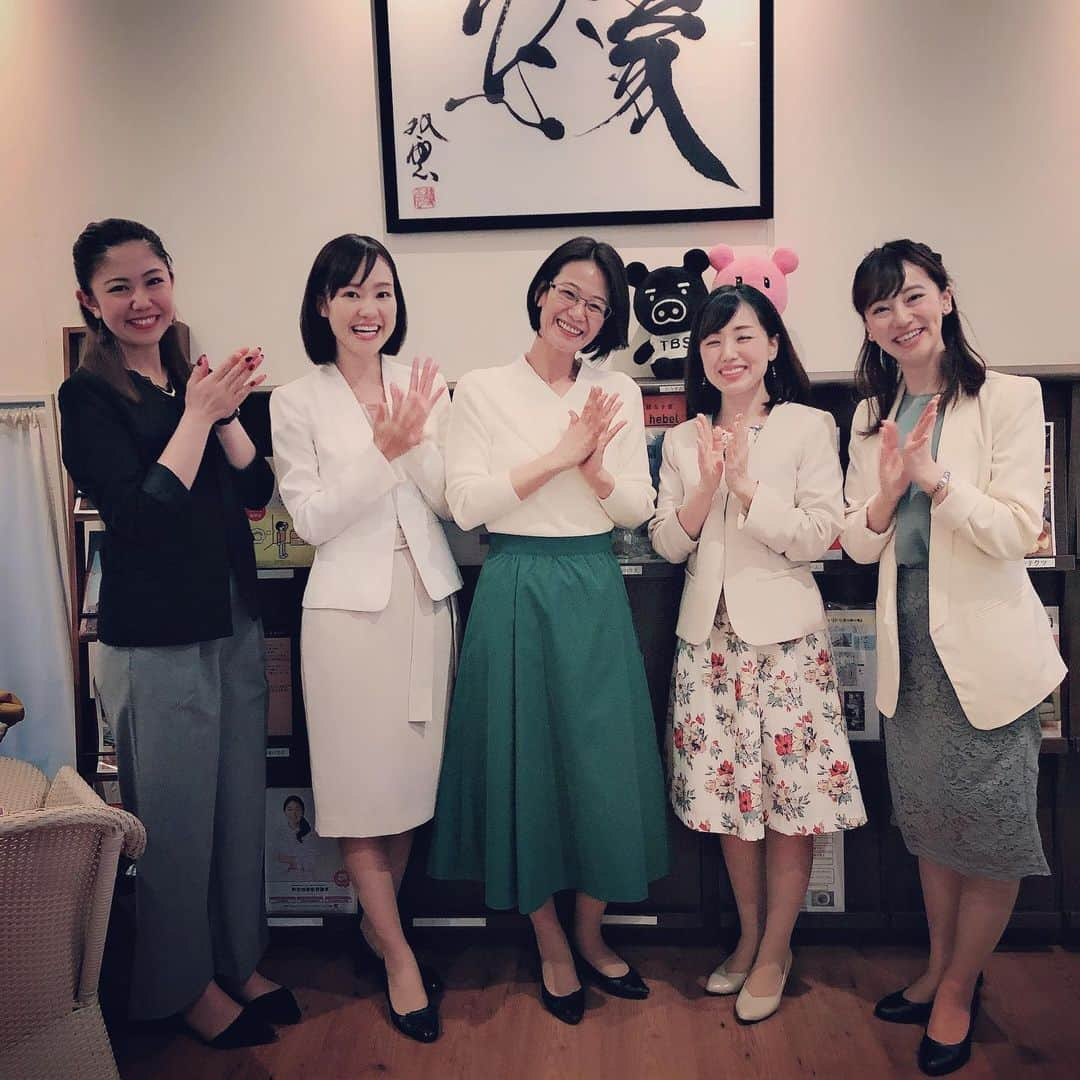 樋田かおりさんのインスタグラム写真 - (樋田かおりInstagram)「TBS展示場にて講師♪  受講生が、アナウンスの仕事が決まりましたーっ！と目をキラキラさせながら話してくれました。 「声で、未来が変わる」を体感していく姿を、共に学ぶパートナーたちと見届けています。  定員6人までの小さな話し方教室ですが、挑戦する人を応援できる場を作りたいと思い4年間、 地道に講座を開いています。 （そろそろやり方は変えねば！） 受講生からの報告は、 やってて良かった！と思う瞬間です*\(^o^)/* #トークナビ #話し方 #声 #アナウンサー  #樋田かおり」7月14日 0時51分 - toida_kaori