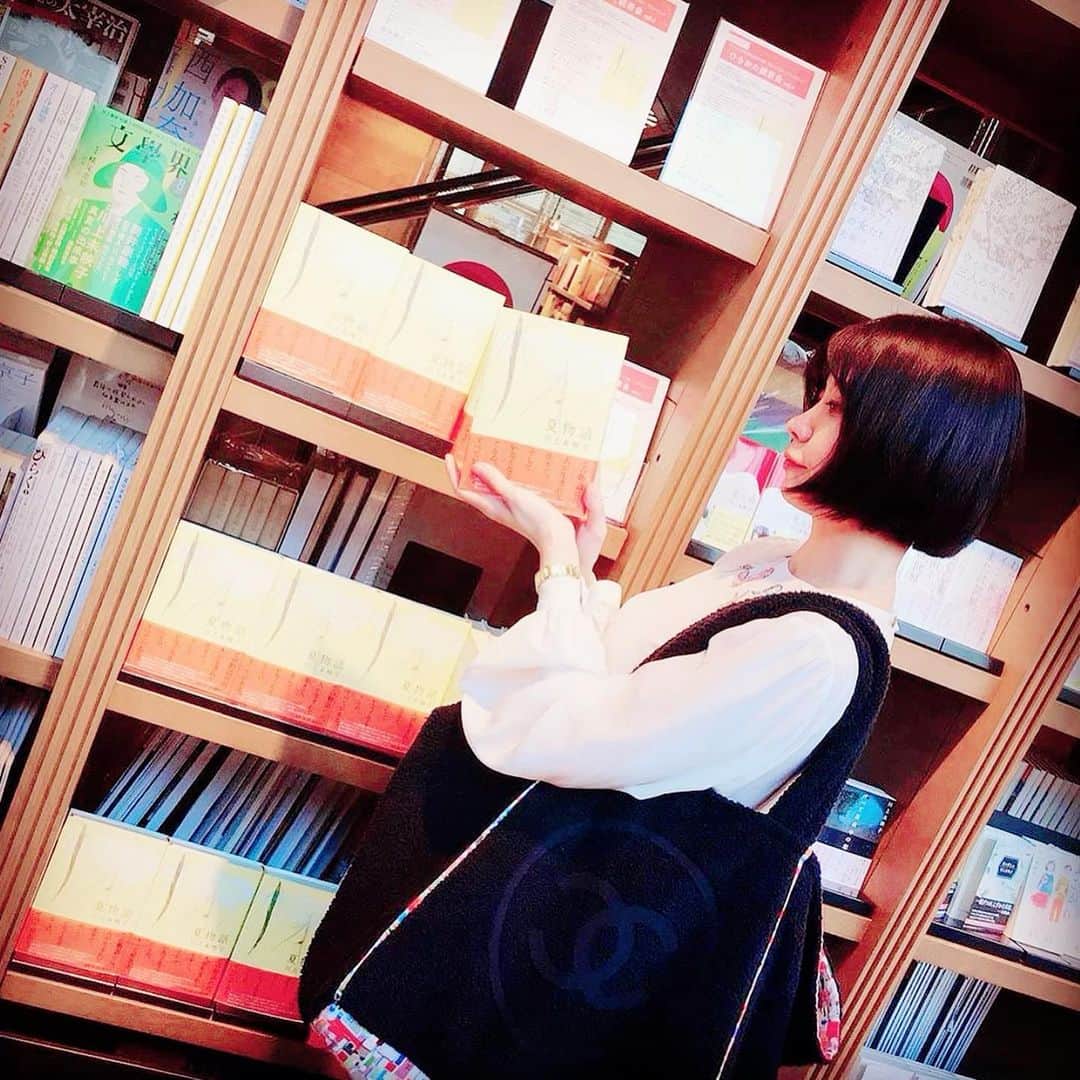 川上未映子さんのインスタグラム写真 - (川上未映子Instagram)「・ 未映子の棚が😭😭😭枚方蔦屋さまにて」7月14日 0時52分 - kawakami_mieko