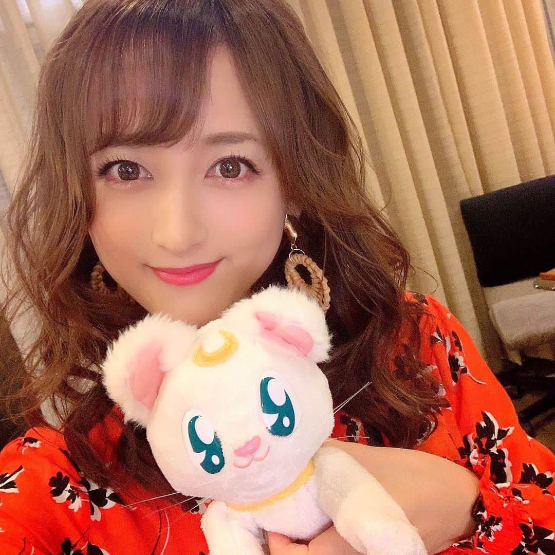 のインスタグラム：「﻿ 朝から取材を2本。﻿ ﻿ セーラームーンについて熱く語ってきました(笑)﻿ ﻿ まさかブラジルでアルテミスに会えるとは...♡﻿ ﻿ 私の相棒♡﻿ ﻿ Anime Friends﻿ Estamos ansiosos para vê-lo♡﻿ ﻿ @animefriends﻿ ﻿ #アニメフレンズ #animefriends #AF2019 #ブラジル #Brazil #サンパウロ #SãoPaulo #取材 #sailormoon #セーラームーン #撮影﻿」