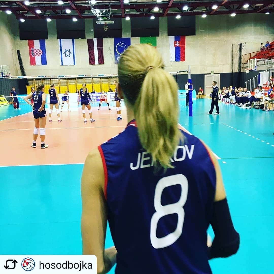 ミア・イエルコフのインスタグラム：「🎶🏐」