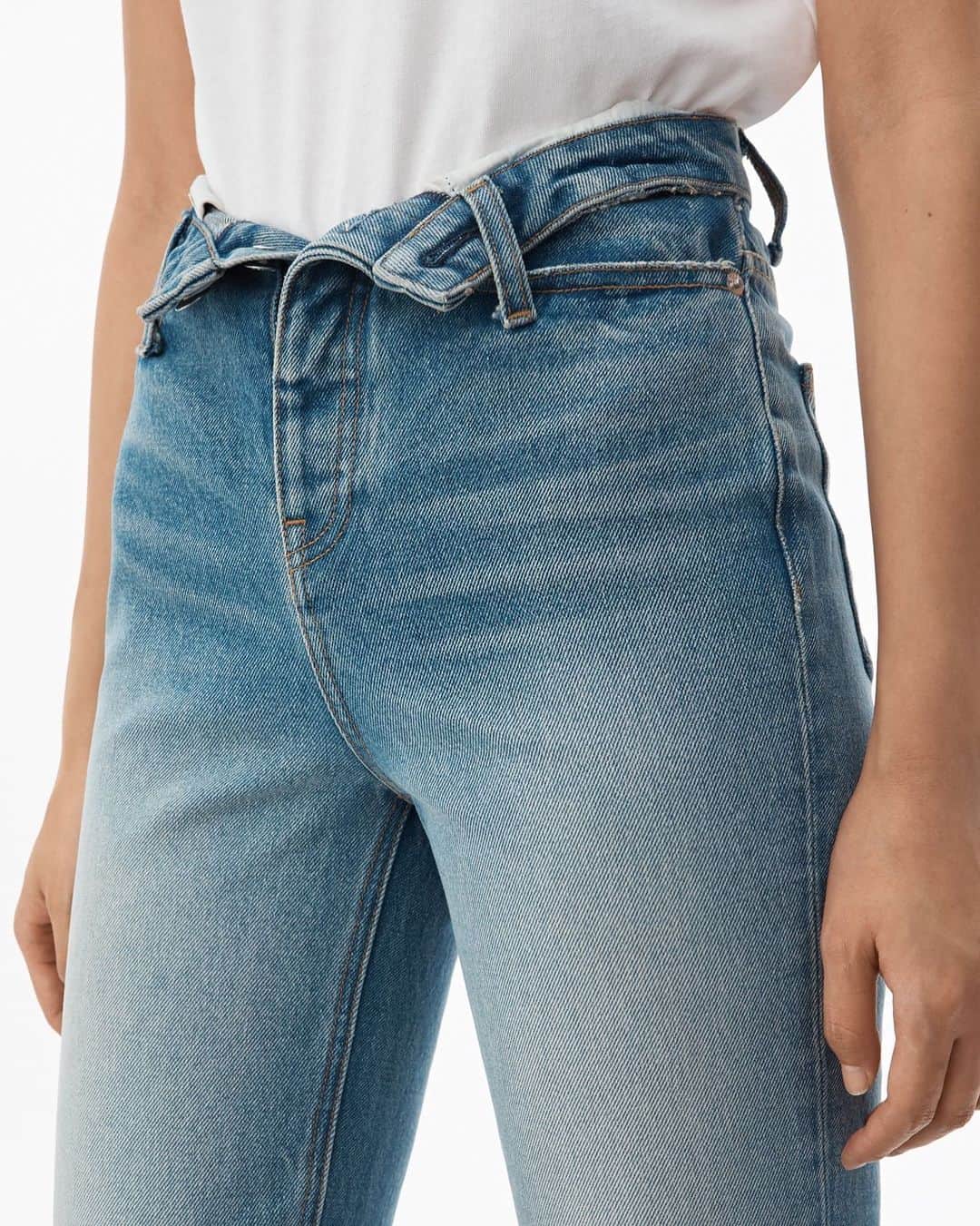 アレキサンダー・ワンのインスタグラム：「Pop that button off. - Shop the Cult flip straight leg jeans and more #Collection2 denim at alexanderwang.com.」