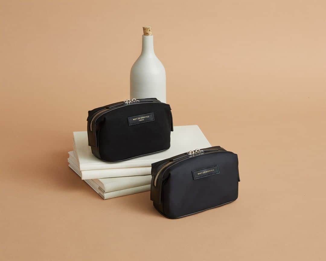 ウォントのインスタグラム：「Our iconic Kenyatta dopp kit is the refined solution for housing your grooming products. Also available in mini size for your carryon or gym bag. (Link in bio) — #wantlesessentiels #toiletrybag #unisex #summertravels #travel」