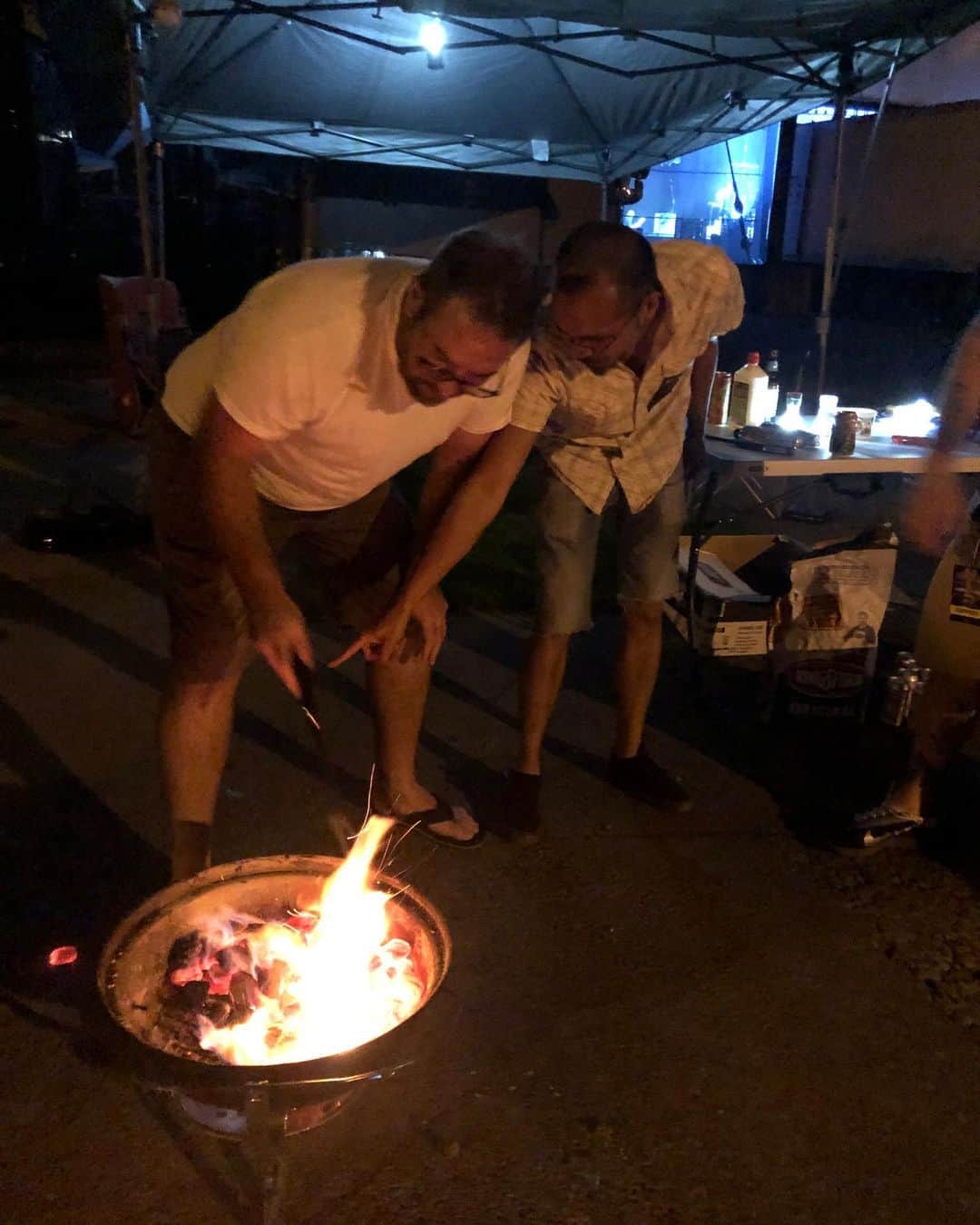Jimmy Eat Worldさんのインスタグラム写真 - (Jimmy Eat WorldInstagram)「Sometimes we cookout after the show. Last night we cooked up some elote, dogs, brats, steak, grilled cheese. Thanks to the @washedupemo and @rarariot for hanging and helping drink these miller lights. Also shout out to our future sponsors @kingsford @weber @yeti Photos by @tommullen」7月14日 0時58分 - jimmyeatworld