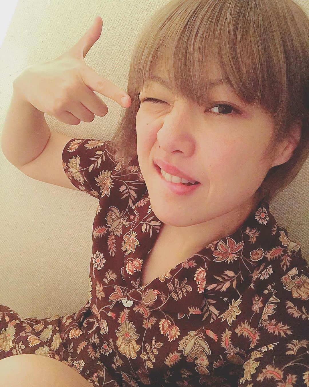 五十鈴ココのインスタグラム：「何色になっても あたしの声の色は変わらぬべいべ  fioristaつねくん いつもありがとう あたいの髪は ずっとお前さんに 委ねるがな」