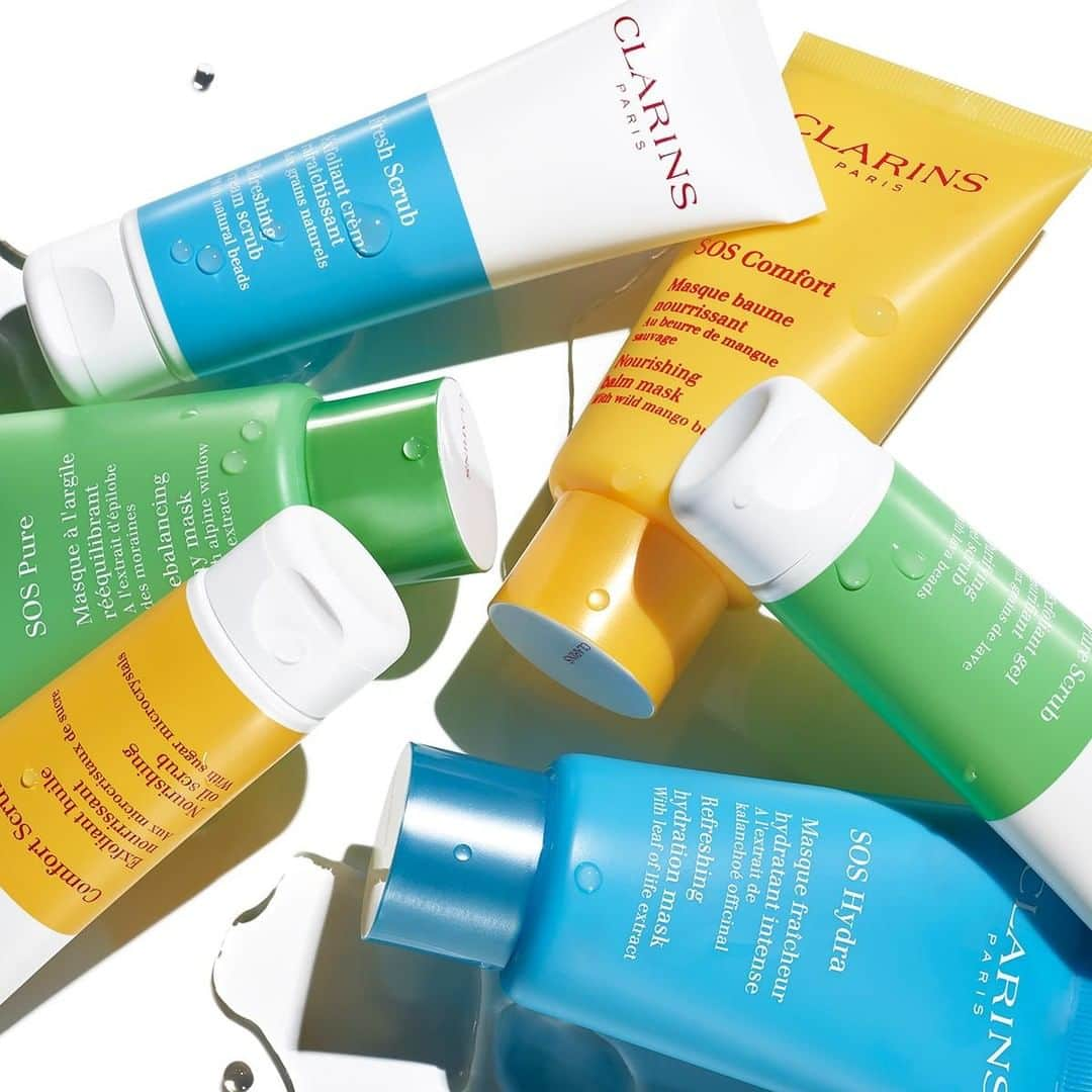 Clarins Italiaさんのインスタグラム写真 - (Clarins ItaliaInstagram)「Finalmente una beauty routine adatta ad ogni tipo di pelle con #Clarins . . . 💦Pelle assetata? Usa la crema esfoliante effetto freschezza  #FreshScrub e applica la Maschera #SOSHydra 🍀Pelle mista o grassa?Elimina le impurità con #PureScrub e opacizza la pelle con la Maschera #SOSPure 🔆Pelle secca? Donale un tocco setoso con #ComfortScrub e completa il rituale di morbidezza con la Maschera #SOSComfort --------------- #ClarinsSkinCare #SkinCareRoutine #Scrub #Mask #FaceCare」7月14日 1時01分 - clarinsitalia