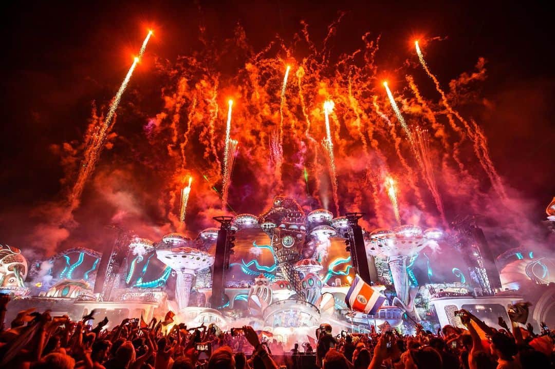Dimitri Vegas & Like Mikeさんのインスタグラム写真 - (Dimitri Vegas & Like MikeInstagram)「1 week till we smash the Mainstage of @tomorrowland! Prepping our set for a while now! Which track do you wanna hear?」7月14日 1時04分 - dimitrivegasandlikemike