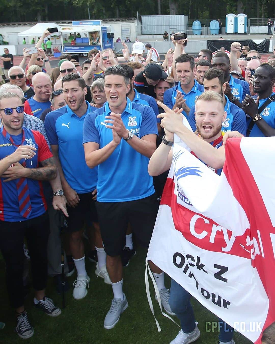 クリスタル・パレスFCさんのインスタグラム写真 - (クリスタル・パレスFCInstagram)「❤️💙⁣ ⁣⁣⁣ #CPFC #PL #PremierLeague #PreSeason #UhrenCup」7月14日 1時04分 - cpfc