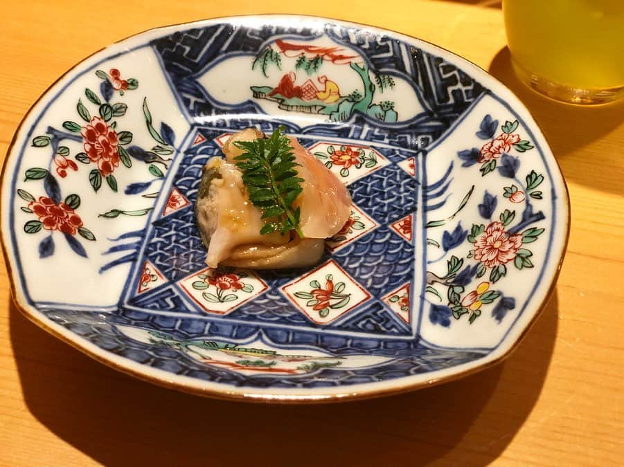 藤本恵理子さんのインスタグラム写真 - (藤本恵理子Instagram)「My favorite sushi restaurant in the world 🍣 お友達夫婦と先日伺ったさいとうさん🍣 #saito #sushi #tuna #roppongi #tokyorestaurant #tokyogroumet #instafood #dinner #instafoodie #foodie #japanesefood  #sushirestaurant  #寿司 #お寿司 #鮨さいとう #アークヒルズ #六本木 #和食 #ディナー #食べ歩き #東京レストラン  #東京グルメ #초밥」7月14日 1時14分 - eriko_fujimoto_0802