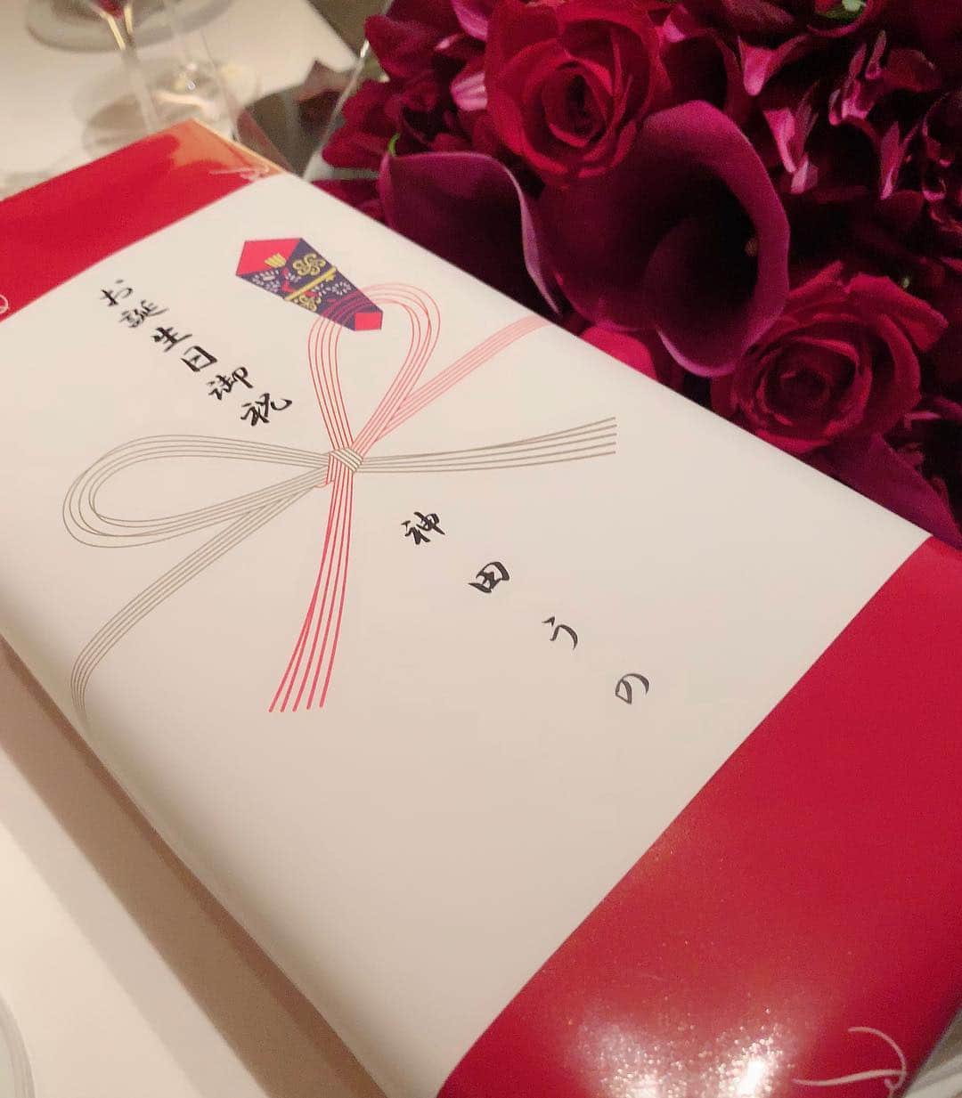 和泉佳子さんのインスタグラム写真 - (和泉佳子Instagram)「昨夜は、ベージュ アランデュカス東京へ🍷 . 大好きな仲良しのみんなに、50歳のバースデーをお祝いていただきました🎂🥂✨ . CHANELのキルティング柄をモチーフにしたアラン デュカスのバースデーケーキ、とっても可愛かった🎂💕 . そして、みんなからバースデープレゼントでいただいたCHキャロリーナヘレラのリボンブラウス、センスが良くて今から着るのがとっても楽しみです🎵 . さらに、昨夜は残念ながらお仕事の都合で出席出来なかった未奈子ちゃん、千晶ちゃん、ナオミちゃん、紗代子ちゃんからは、サプライズで、美しい花束を💐✨ . さらに、さらに、こちらもサプライズで、うのちゃんからは、素敵なバカラのフラワーベースをいただきました🎁💕 . 優しい友人に恵まれて、私は本当に幸せ者です😌💕 . 絵美ちゃん、圭子ちゃん、美穂子ちゃん、真理ちゃん、そして、未奈子ちゃん、千晶ちゃん、ナオミちゃん、紗代子ちゃん、うのちゃん、本当にありがとう♥️ . .  #和泉佳子 #25ans #ヴァンサンカン #エレブロガー  #金曜日 #女子会 #銀座 #ベージュアランデュカス #バースデー #バースデーケーキ #chキャロリーナヘレラ #バースデープレゼント #ありがとう #thankyou #サプライズ #大好き #バカラ #アランデュカス #50歳 @emisugiyama530  @mariiida2525  @keikoyashio」7月14日 1時11分 - yoshiko_izumi