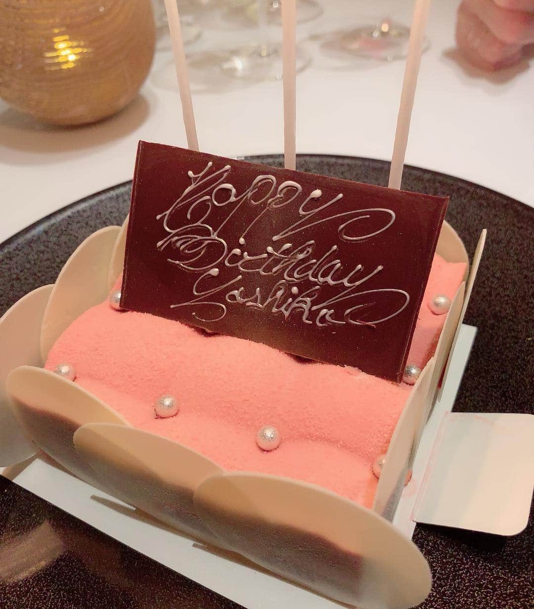 和泉佳子さんのインスタグラム写真 - (和泉佳子Instagram)「昨夜は、ベージュ アランデュカス東京へ🍷 . 大好きな仲良しのみんなに、50歳のバースデーをお祝いていただきました🎂🥂✨ . CHANELのキルティング柄をモチーフにしたアラン デュカスのバースデーケーキ、とっても可愛かった🎂💕 . そして、みんなからバースデープレゼントでいただいたCHキャロリーナヘレラのリボンブラウス、センスが良くて今から着るのがとっても楽しみです🎵 . さらに、昨夜は残念ながらお仕事の都合で出席出来なかった未奈子ちゃん、千晶ちゃん、ナオミちゃん、紗代子ちゃんからは、サプライズで、美しい花束を💐✨ . さらに、さらに、こちらもサプライズで、うのちゃんからは、素敵なバカラのフラワーベースをいただきました🎁💕 . 優しい友人に恵まれて、私は本当に幸せ者です😌💕 . 絵美ちゃん、圭子ちゃん、美穂子ちゃん、真理ちゃん、そして、未奈子ちゃん、千晶ちゃん、ナオミちゃん、紗代子ちゃん、うのちゃん、本当にありがとう♥️ . .  #和泉佳子 #25ans #ヴァンサンカン #エレブロガー  #金曜日 #女子会 #銀座 #ベージュアランデュカス #バースデー #バースデーケーキ #chキャロリーナヘレラ #バースデープレゼント #ありがとう #thankyou #サプライズ #大好き #バカラ #アランデュカス #50歳 @emisugiyama530  @mariiida2525  @keikoyashio」7月14日 1時11分 - yoshiko_izumi