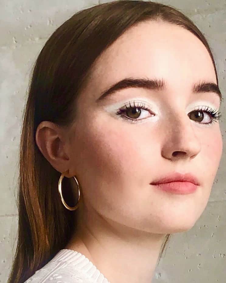 Kara Yoshimoto Buaさんのインスタグラム写真 - (Kara Yoshimoto BuaInstagram)「Go to @welovecoco to see my full tutorial on the lovely and beautiful @KaitlynDever to find out how to create this new modern makeup look using the ❤️#welovecoco  #FALLWINTER2019COLLECTION #NOIRandBLANCDECHANEL  #whitegraphiceye #chic #freckles #ProductBreakdown  AQUA Ultra-Light Foundation in 20 and 21 Beige LES BEIGES Healthy Glow Sheer Colour Powder in N.30 CRAYON SOURCILS Eyebrow Pencil in Brun Cendre LE VOLUME ULTRA-NOIR DE CHANEL Mascara in Noir Intense LE CRAYON LEVRES Lip Definer in Mordore – Nude ROUGE ALLURE LIQUID POWDER Liquid Matte Lip Colour in Timeless STYLO YEUX WATERPROOF Eyeliner in Blanc Graphique LES 4 OMBRES Eyeshadow in Modern Glamour」7月14日 1時13分 - karayoshimotobua