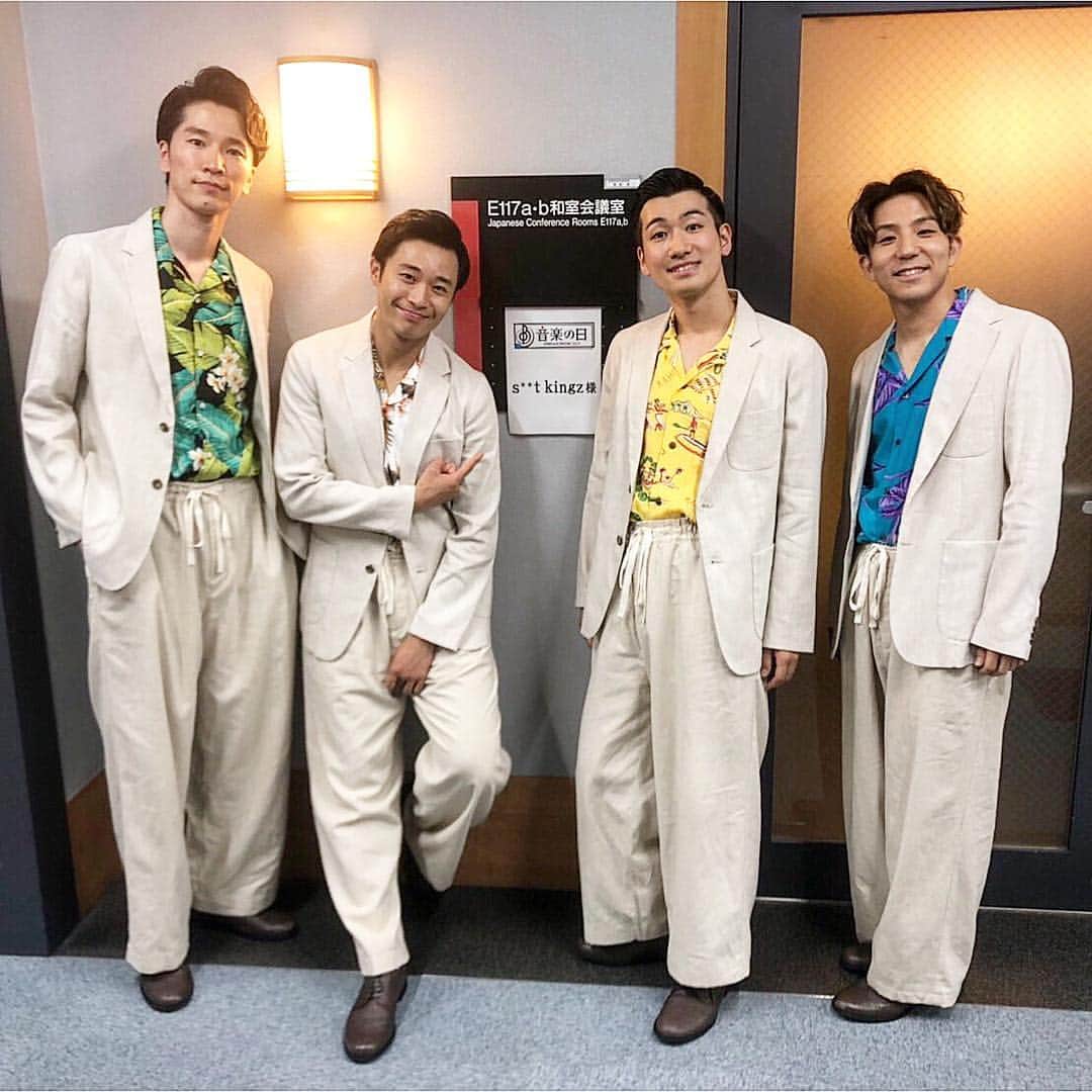 のインスタグラム：「シッキン的夏曲は #サザンオールスターズ さんの「太陽は罪な奴」でした🕶☀️ . この日のための「太陽は罪な奴」のシッキン振付、皆さんも踊ってみてください🕺✨ . ◆Stylist : Akiyoshi Morita @akiyoshi_morita ◆Hair&Make : Kou Kato(KIDMAN) @hairmake_kidman  #stkgz #シットキングス #シッキン」