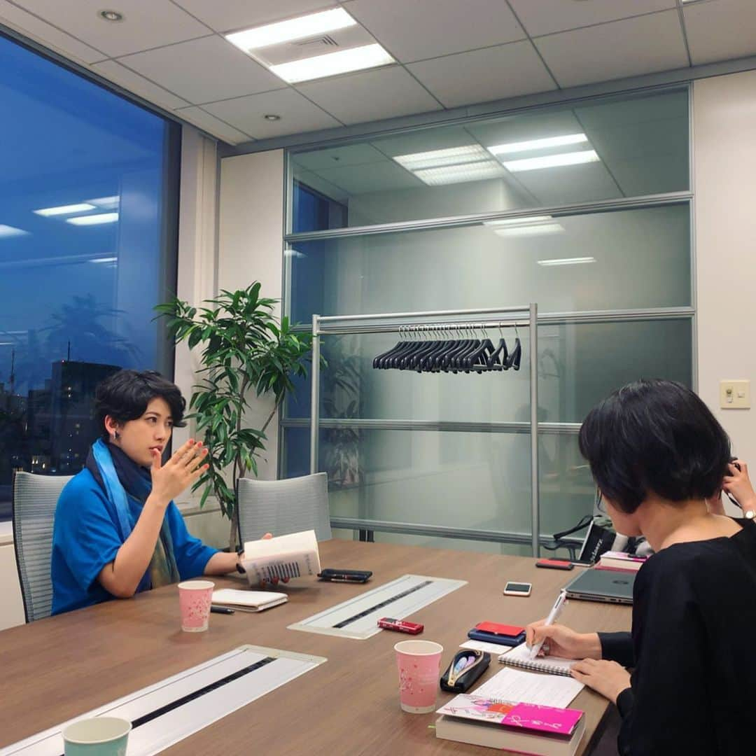 岡田育さんのインスタグラム写真 - (岡田育Instagram)「Got interviewed by President Online. Seeing the night view helps you to guess how long these women had been talking about the equality in the workplace. #quitbefore40 . . 『 #40歳までにコレをやめる 』インタビュー記事紹介、お次は #プレジデントオンライン です。取材風景は新刊担当Kさん撮影ですが、記事写真は『 #嫁へ行くつもりじゃなかった 』の頃からお世話になってるIさん。 https://president.jp/articles/-/28967 . . #authorslife #interview #著者インタビュー #岡田育 #ikuokada #新刊紹介」7月14日 1時17分 - okadaic