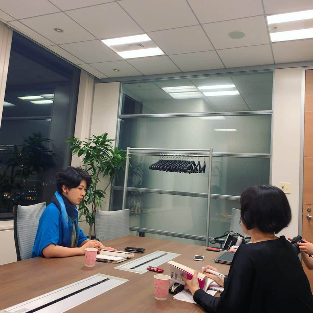 岡田育さんのインスタグラム写真 - (岡田育Instagram)「Got interviewed by President Online. Seeing the night view helps you to guess how long these women had been talking about the equality in the workplace. #quitbefore40 . . 『 #40歳までにコレをやめる 』インタビュー記事紹介、お次は #プレジデントオンライン です。取材風景は新刊担当Kさん撮影ですが、記事写真は『 #嫁へ行くつもりじゃなかった 』の頃からお世話になってるIさん。 https://president.jp/articles/-/28967 . . #authorslife #interview #著者インタビュー #岡田育 #ikuokada #新刊紹介」7月14日 1時17分 - okadaic