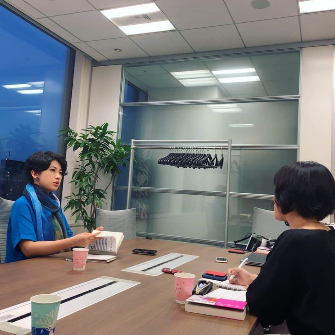 岡田育さんのインスタグラム写真 - (岡田育Instagram)「Got interviewed by President Online. Seeing the night view helps you to guess how long these women had been talking about the equality in the workplace. #quitbefore40 . . 『 #40歳までにコレをやめる 』インタビュー記事紹介、お次は #プレジデントオンライン です。取材風景は新刊担当Kさん撮影ですが、記事写真は『 #嫁へ行くつもりじゃなかった 』の頃からお世話になってるIさん。 https://president.jp/articles/-/28967 . . #authorslife #interview #著者インタビュー #岡田育 #ikuokada #新刊紹介」7月14日 1時17分 - okadaic