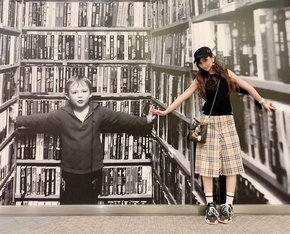 夢咲りおなさんのインスタグラム写真 - (夢咲りおなInstagram)「今日は弟の誕生日プレゼントを買いにショッピングしました。  いつも貢がされてばかりの姉です。  でも1番の親友なので遊ぶのが楽しい･:*+.\(( °ω° ))/.:+ . . . . . . . .  #名古屋#栄#買い物#姉弟#誕生日#プレゼント#デート#オタク#親友#家族#本屋#コーデ#スニーカー#スニーカー女子#キャップ#burberry #balenciaga #triples #coch」7月14日 1時17分 - yumerio0906