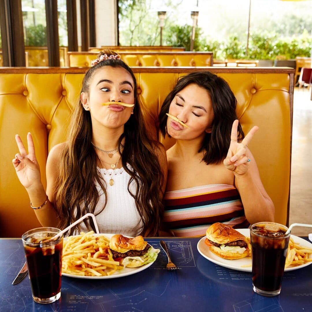 Hollister Co.さんのインスタグラム写真 - (Hollister Co.Instagram)「Tag the burger to your fries 🍟 💕 #NationalFrenchFryDay @adelainemorin @haleypham」7月14日 1時21分 - hollister