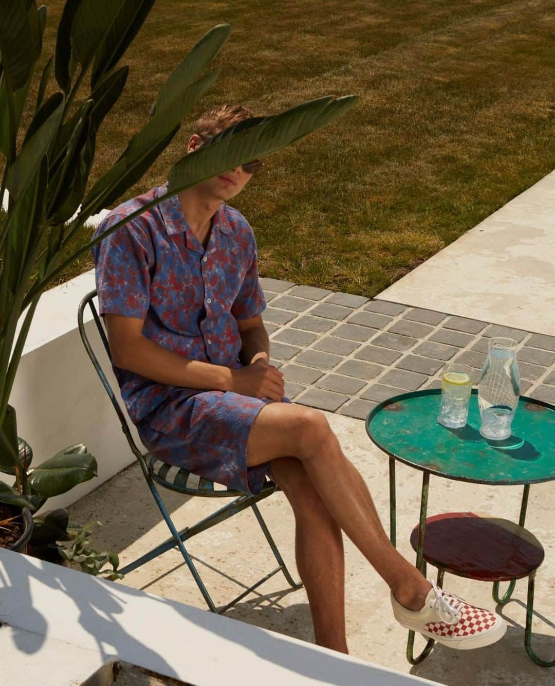 MR PORTERのインスタグラム：「PJs all day. That's acceptable isn't it? ⁠ -⁠ Shirt and shorts @aimeleondore, sneakers @vans. Tap to shop or head to the link in bio. #MRPORTER」