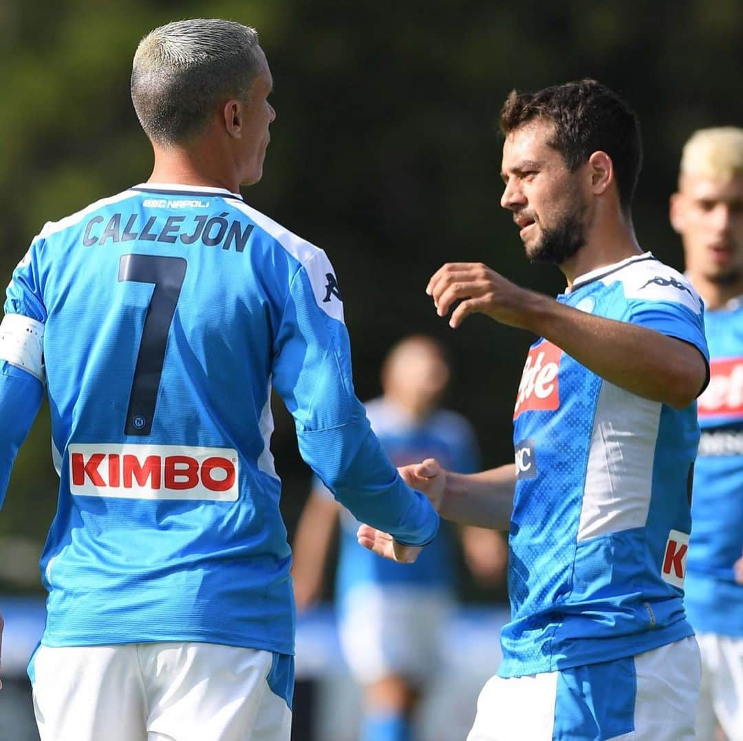 SSCナポリさんのインスタグラム写真 - (SSCナポリInstagram)「📸 Gli scatti del primo tempo ⚽ #NapoliBenevento 1-1 (HT) 💙 #ForzaNapoliSempre」7月14日 1時27分 - officialsscnapoli